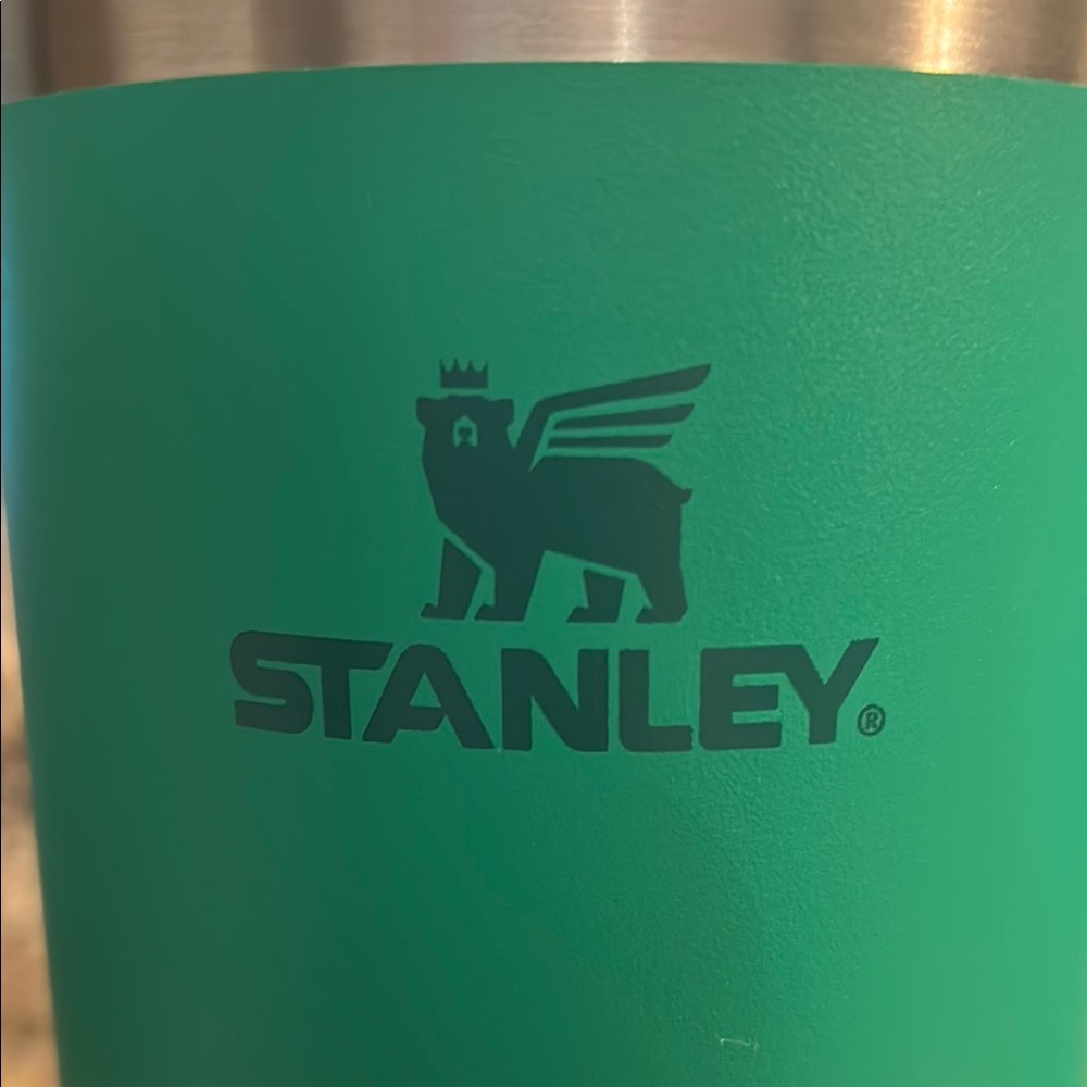 Stanley Green Insulated Water Bottle for Dining - Picture 5 of 5